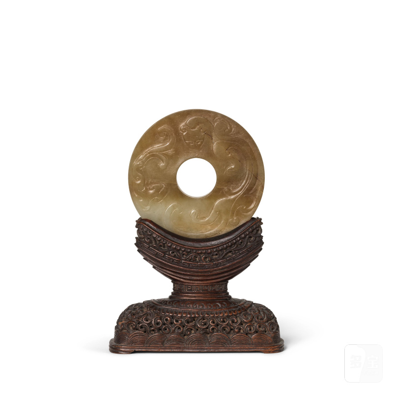 清 十八/十九世紀 玉仿古螭龍紋璧及木雕底座 | DISQUE BI ARCHAÏSANT EN JADE ET SON SOCLE EN BOIS SCULPTÉ - 图4